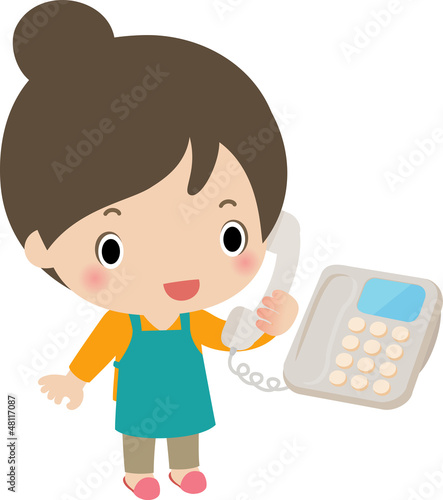 楽しそうに電話する若い主婦