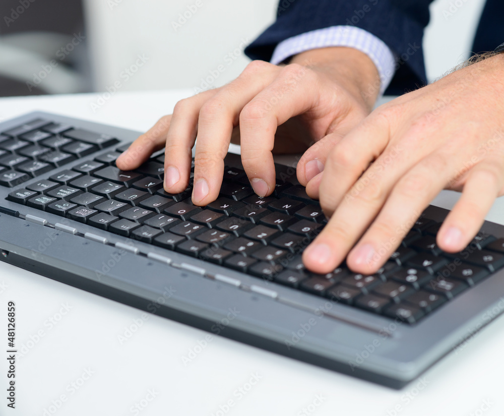 hände auf der tastatur