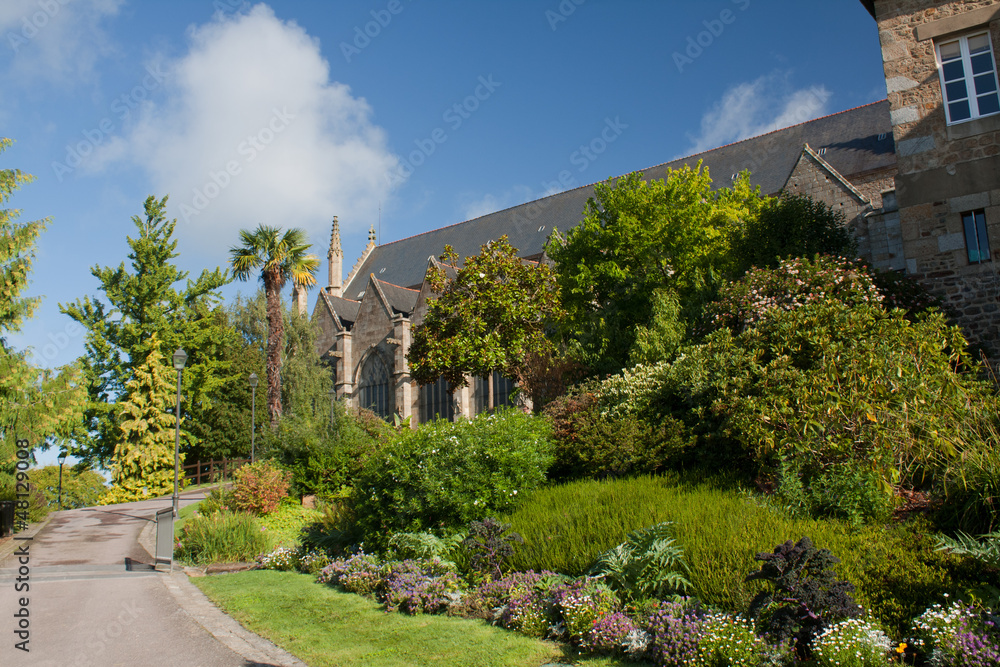 Les jardins publics et l'église saint Léonard