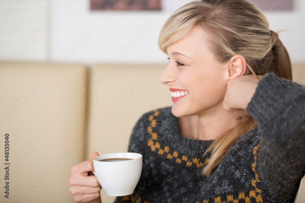 lächelnde frau mit kaffee lächelnde frau mit kaffee