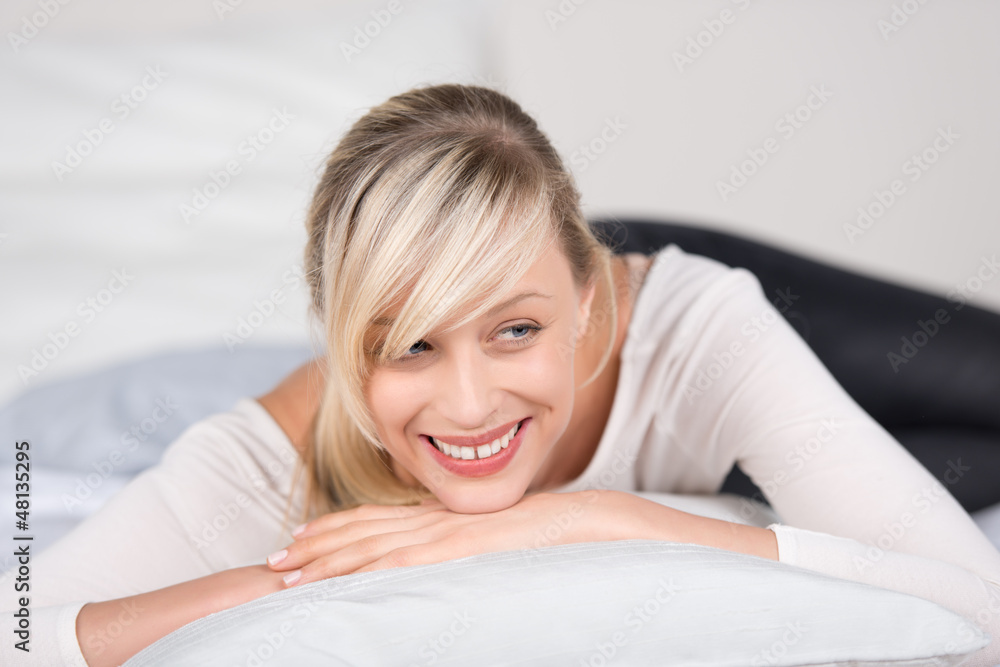entspannte frau zu hause entspannte frau zu hause