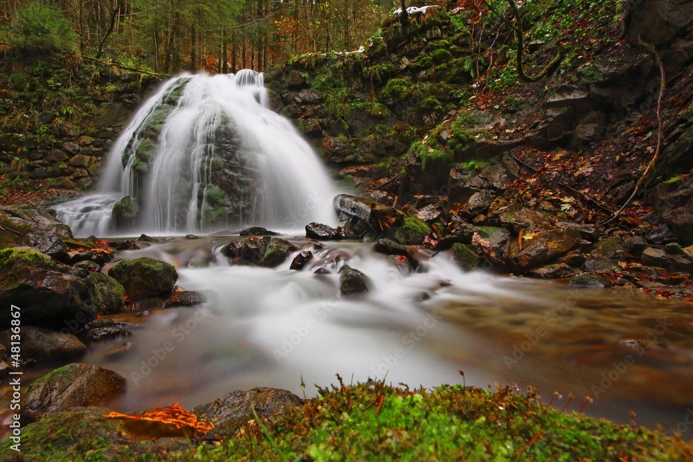 Fototapeta premium Wasserfall im Herbst