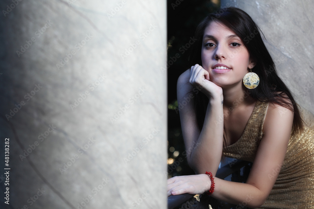 Fototapeta premium giovane ragazza vicino alla colonna