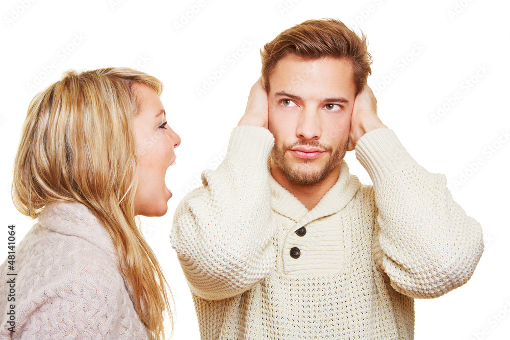 Frau schreit und Mann hält Ohren zu Stock Photo Adobe Stock