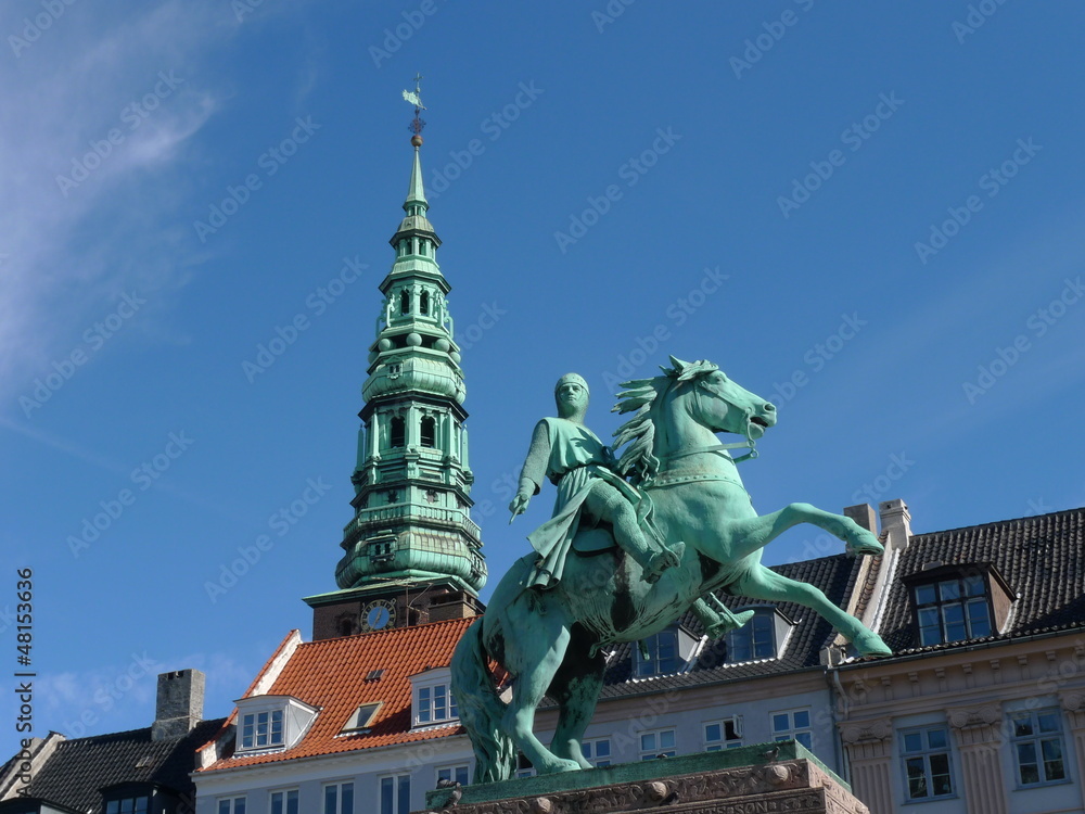 Naklejka premium statue and tower