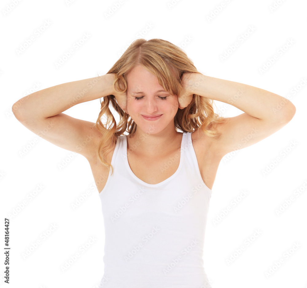 Attraktives Mädchen hält sich die Ohren zu Attraktives Mädchen hält sich die Ohren zu