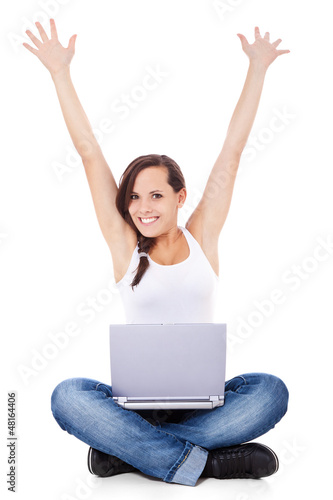 Attraktives Mädchen freut sich während sie im Internet surft © Kaesler Media