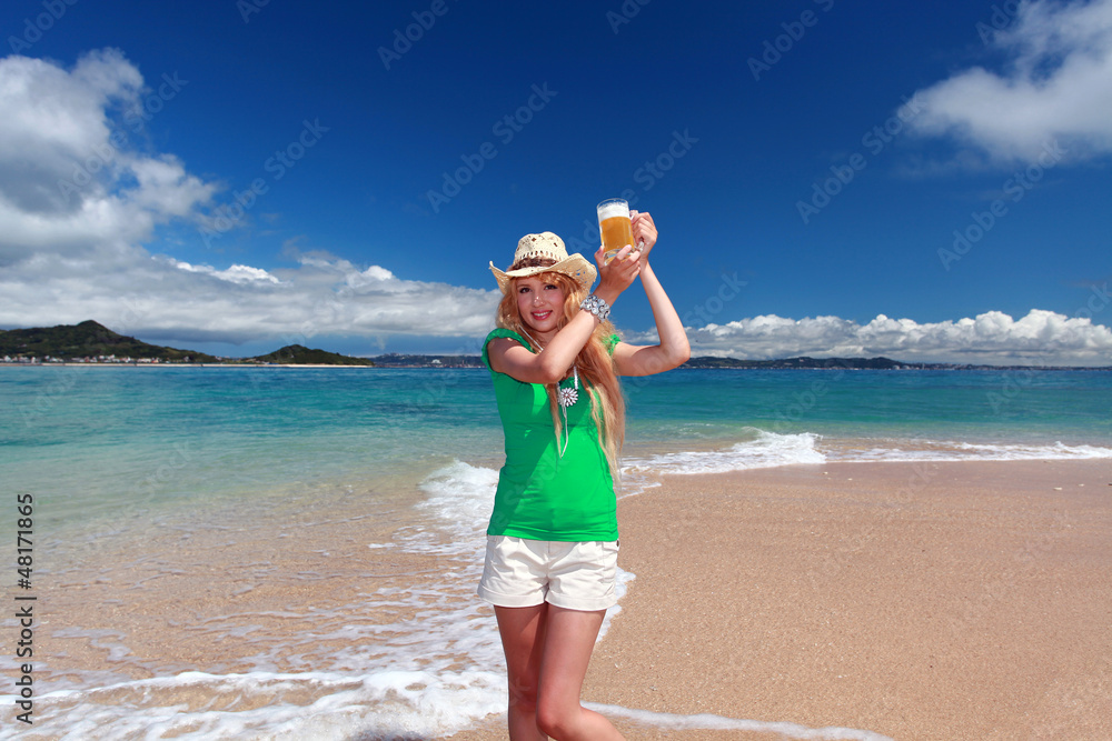 沖縄のビーチでビールを楽しむ笑顔の女性