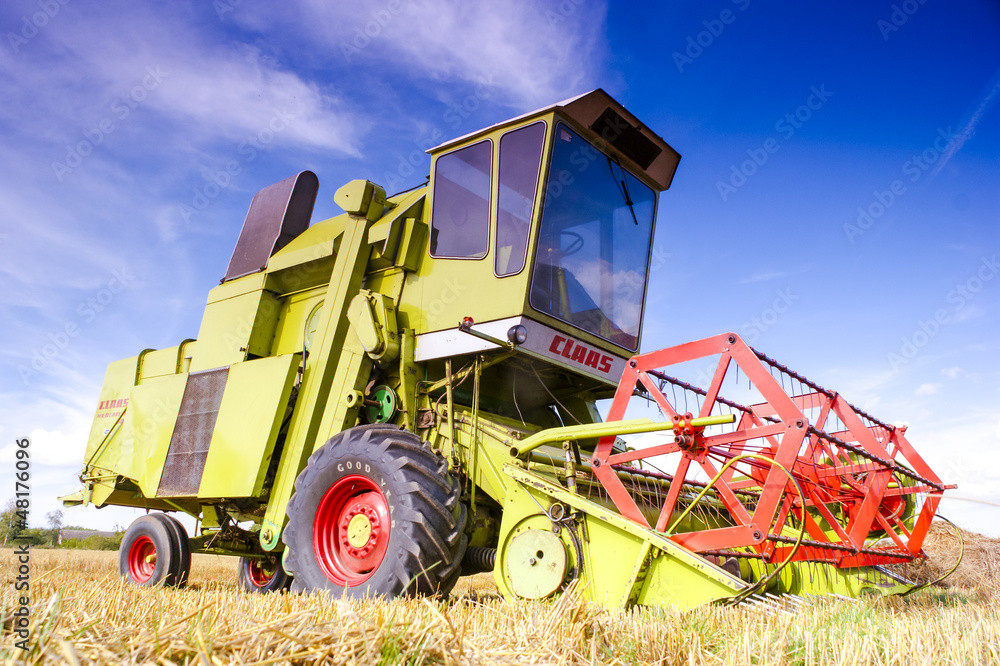 Obraz premium Combine harvesting corn