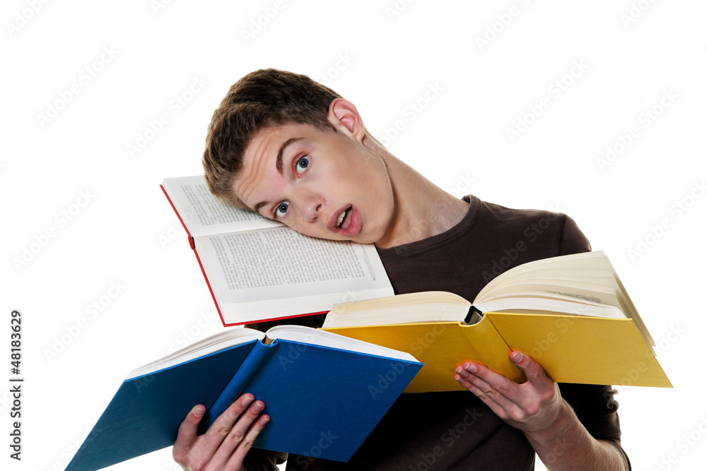 Junger Student beim lernen mit Büchern Junger Student beim lernen mit Büchern