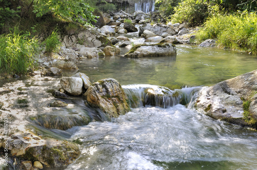 rivière traversant les rochers