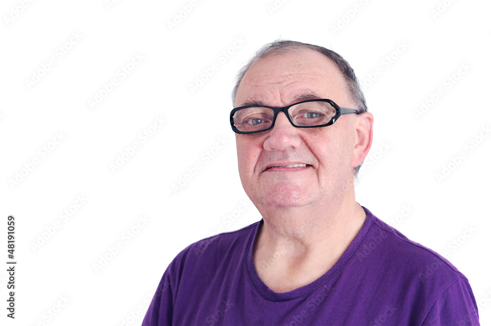 portrait homme retraité avec lunettes sur fond blanc portrait homme retraité avec lunettes sur fond blanc