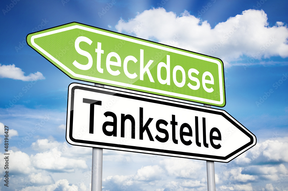 Wegweiser mit Tankstelle und Steckdose Wegweiser mit Tankstelle und Steckdose