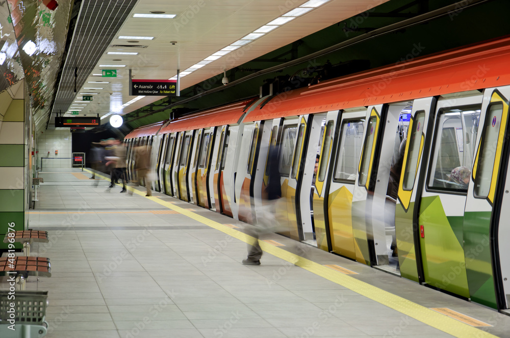 Obraz premium metro ile şehiriçi ulaşım