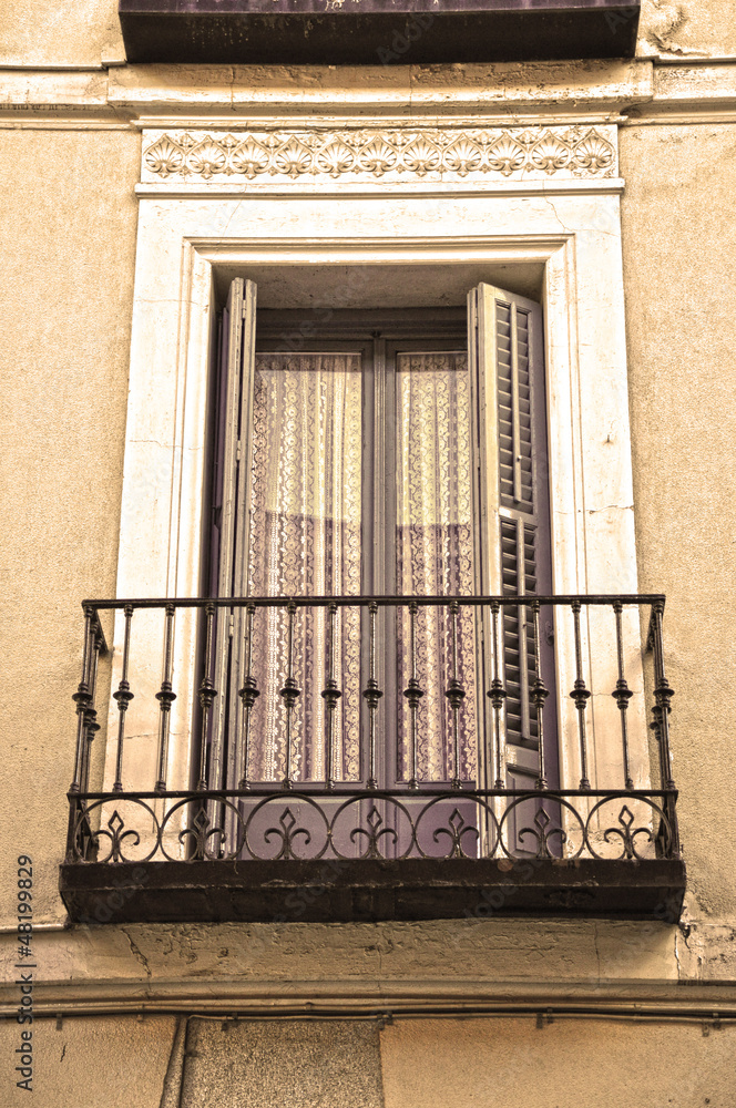 Obraz premium Madrid, balcón de una casa decorado con molduras