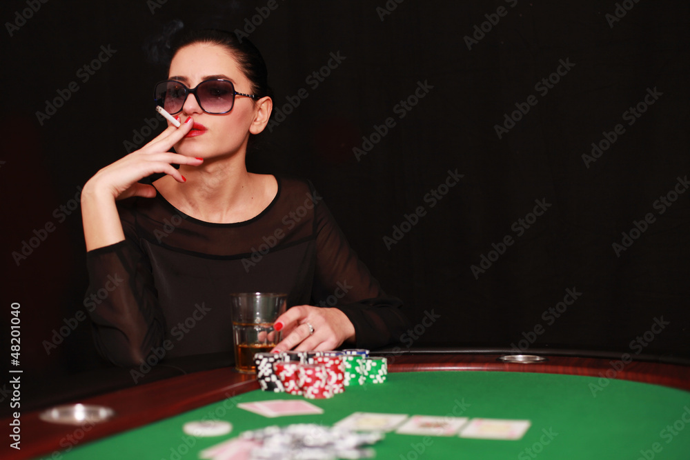 Frau mit Zigarette am Pokertisch Frau mit Zigarette am Pokertisch