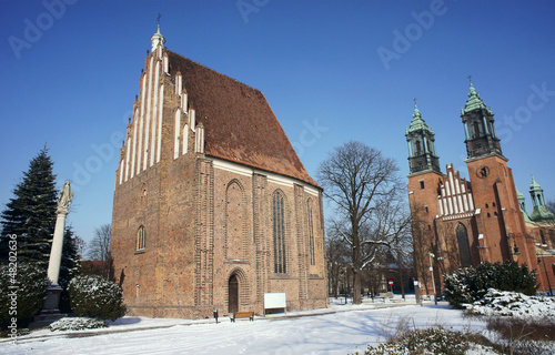 gotycka kaplica i katedra zimą, Poznań