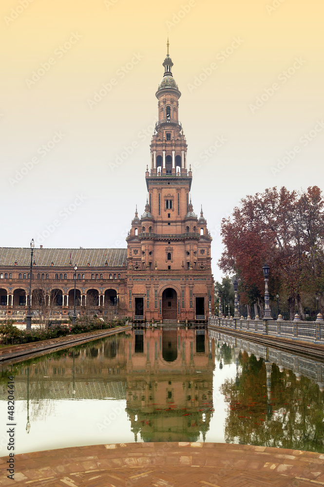 Estanque con reflejos de una torre