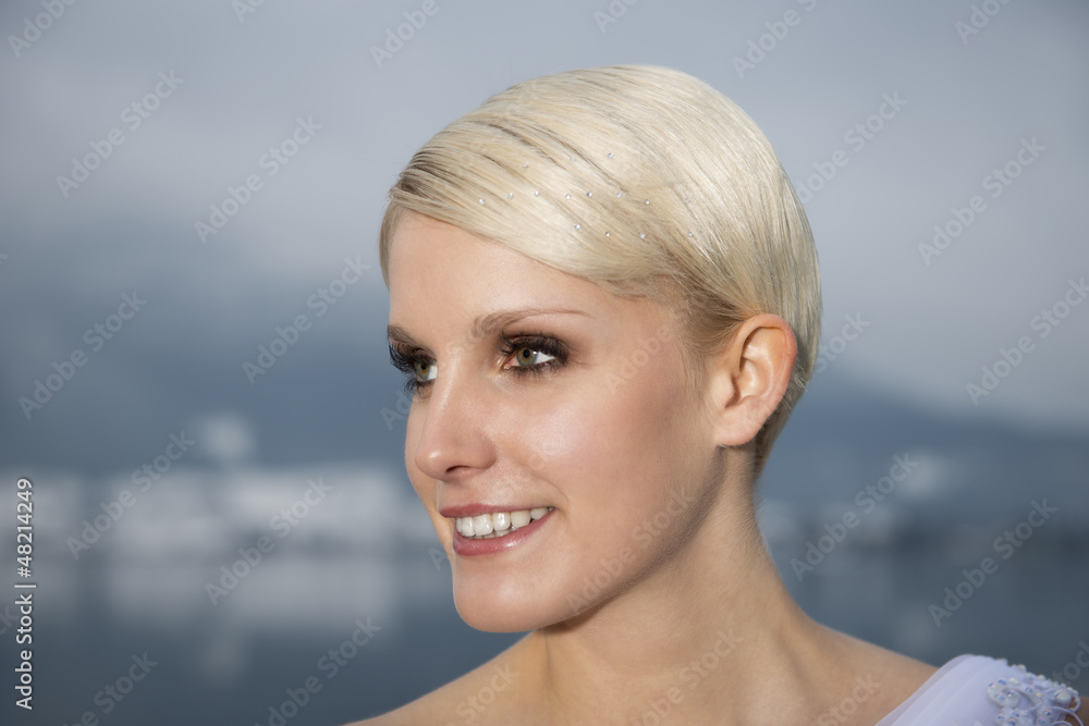 Portrait einer jungen blonden Braut mit Kirstallsteinen im Haar Portrait einer jungen blonden Braut mit Kirstallsteinen im Haar