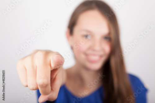 Dame zeigt mit Finger auf Betrachter (Hinweis) photo