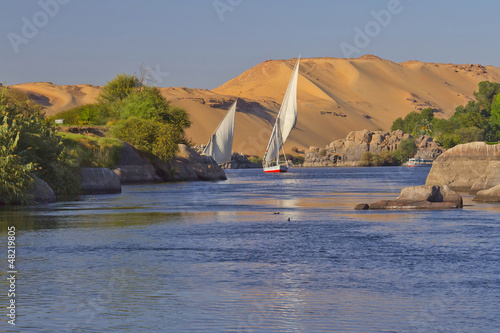Cuadro en lienzo Typical sailing on the Nile. (Aswan, Egypt).