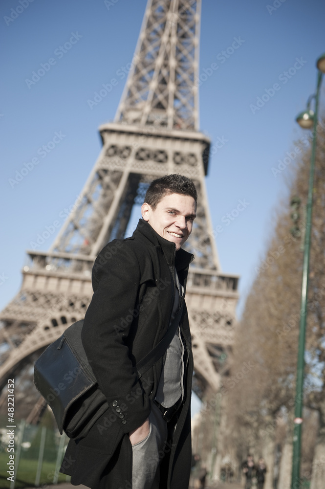 Jeune homme à Paris - France - Tour Eiffel Photos | Adobe Stock