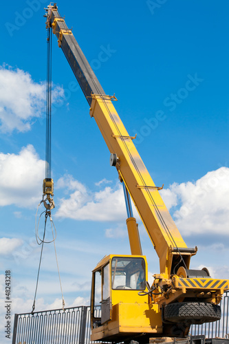 Installation of a fence by a mobile crane