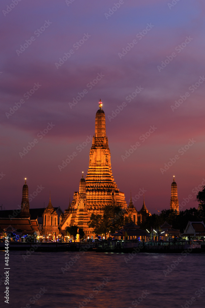 Fototapeta premium Wat arun (temple of dawn) at twilight, bangkok, thailand