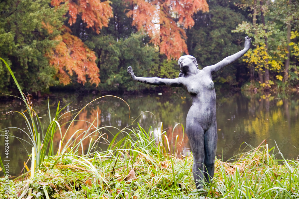 Naklejka premium Statue of a girl in the Arboretum of Szeged
