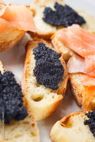 Photos Crostini with salmon and caviar