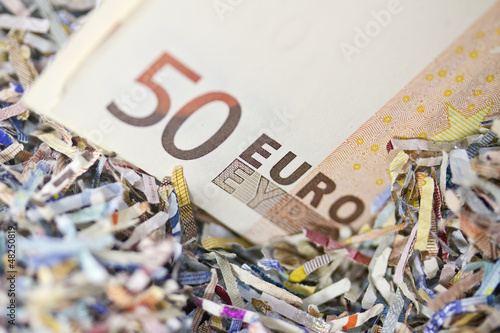 Euro Schein inmitten von Schredder-Schnipseln 3 photo
