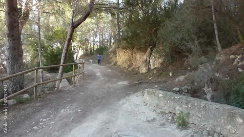 Hombre haciendo jogging con perros photo