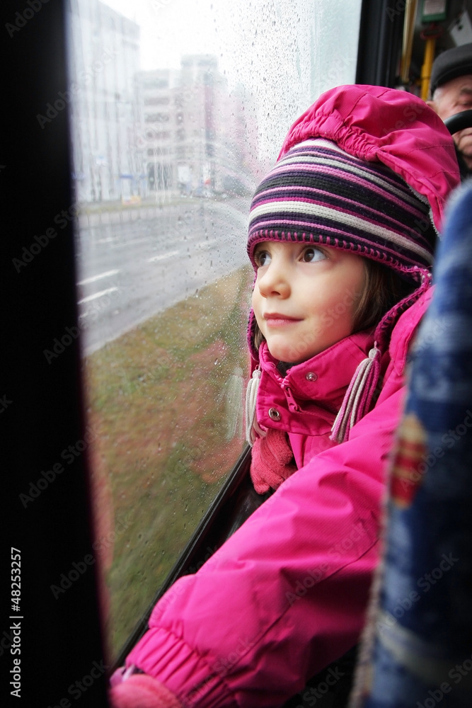 Zapatrzona dziewczynka jedzie tramwajem - obrazy, fototapety, plakaty 