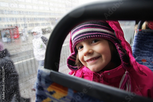 Przedszkolak jedzie autobusem