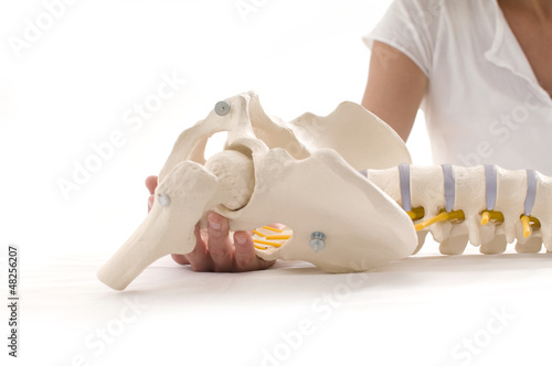 Physiotherapeutin mit Skelett