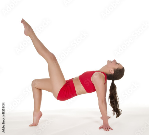 junge Frau zeigt Gymnastikübung
