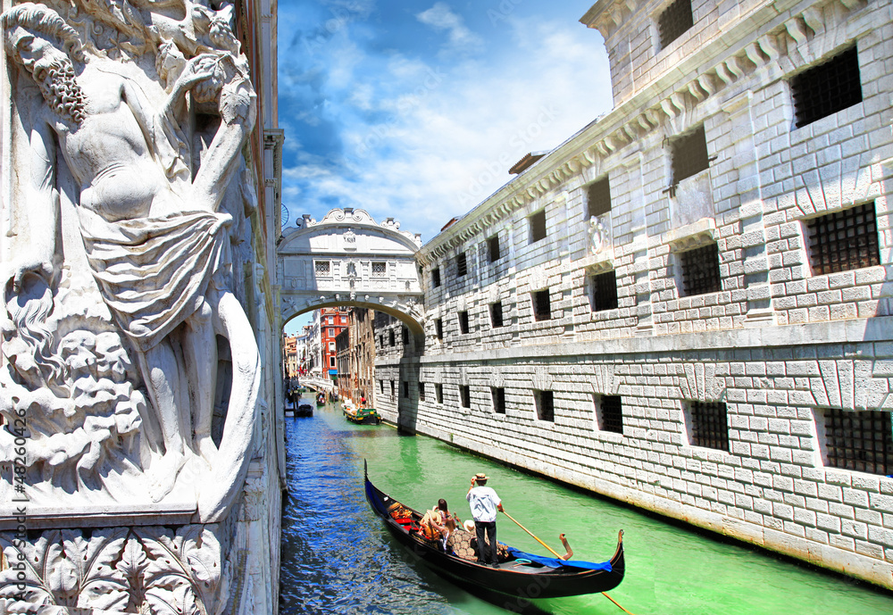 Naklejka premium Venice --gondolas passing over Bridge of Sighs