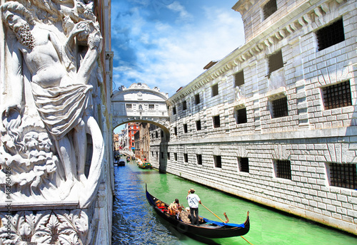 Venice --gondolas passing over Bridge of Sighs © Freesurf