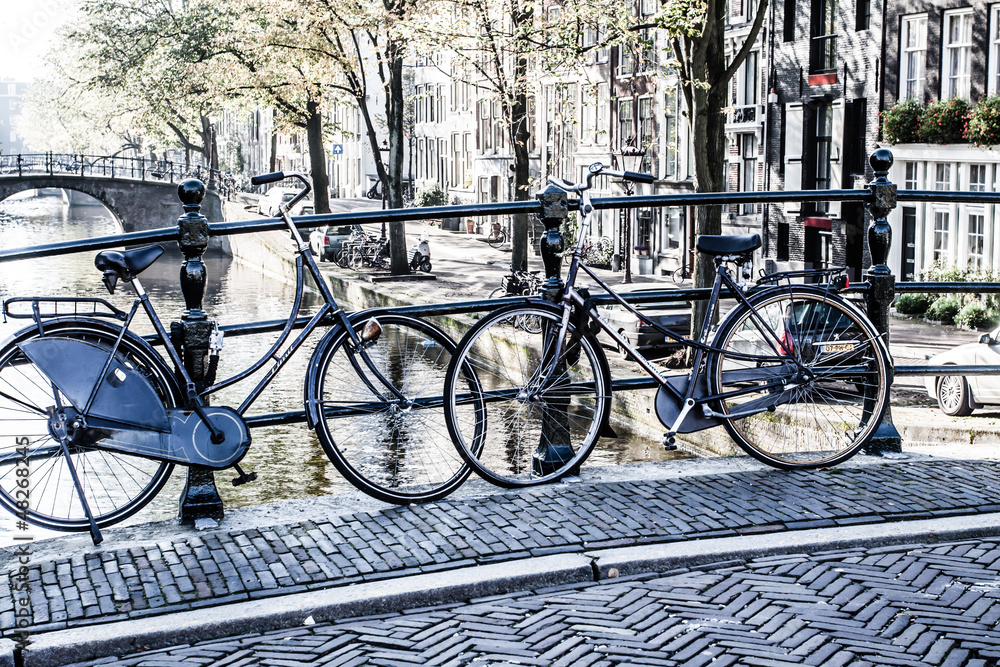 Naklejka premium Amsterdam, kanał i rower. Holandia.