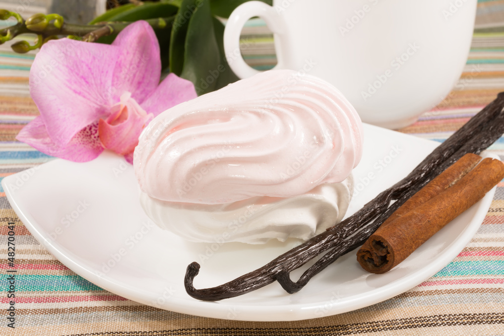 Fototapeta premium pink marshmallow on a saucer with a vanilla, cinnamon