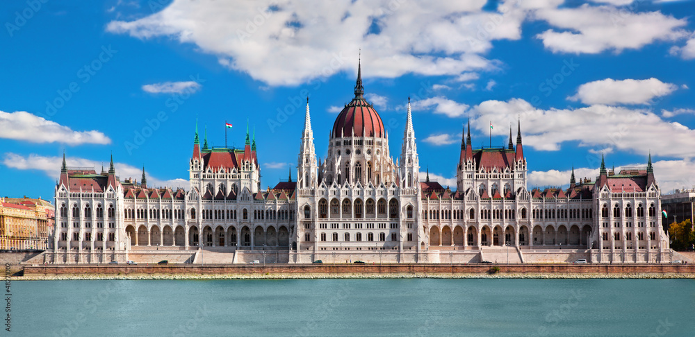 Fototapeta premium Parlament Węgier w Budapeszcie na Węgrzech