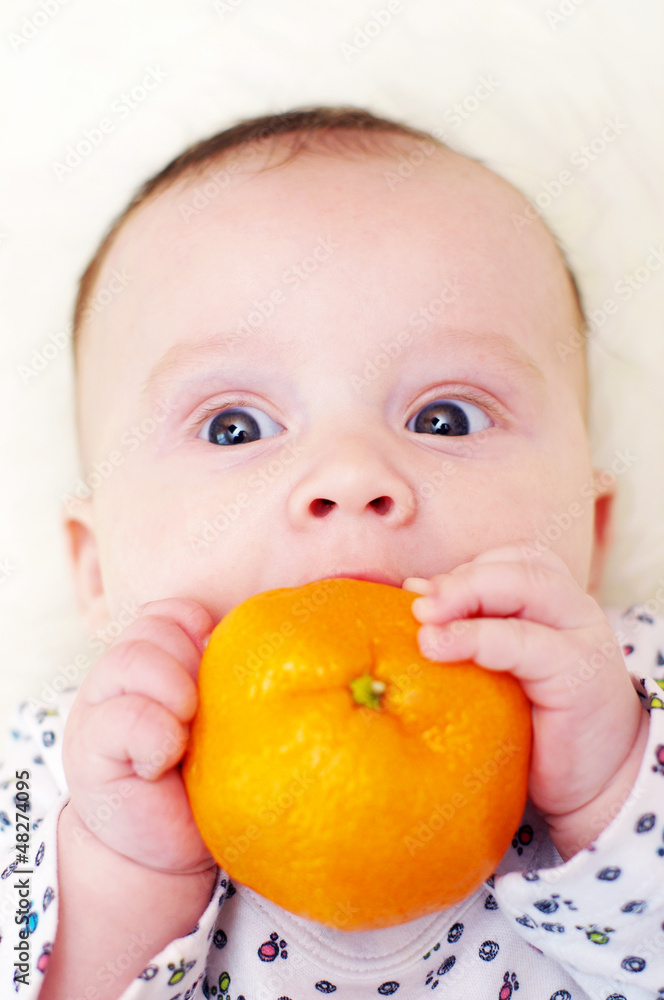 The baby bites tangerine (3,5 months) The baby bites tangerine (3,5 months)