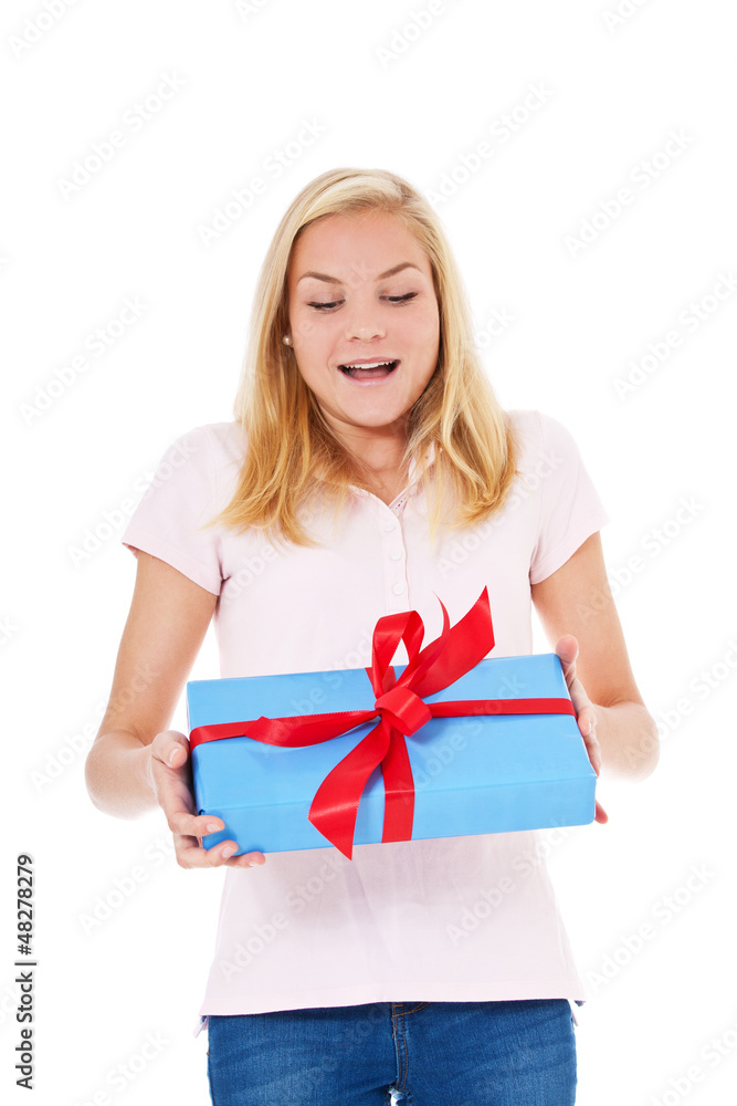 Attraktive junge Frau freut sich über ein Geschenk Attraktive junge Frau freut sich über ein Geschenk