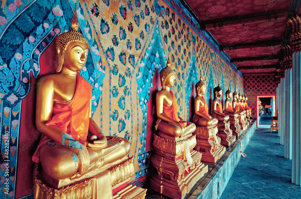 Naklejka premium złote posągi Buddy w świątyni Wat Arun w Bangkoku