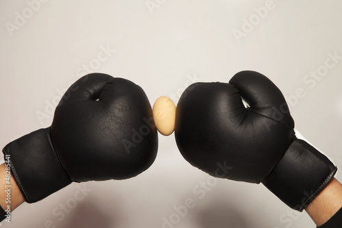 Photos Boxhandschuhe in schwarz mit einem rohen Ei