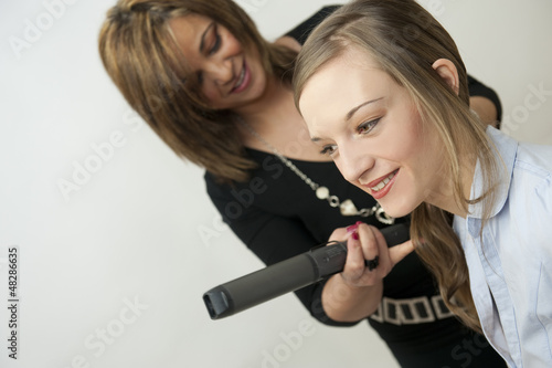 Cuadro en lienzo Coiffeuse coiffant une jeune femme