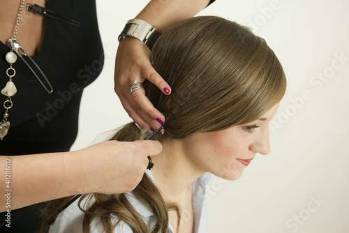 Murais de parede Coiffeuse coiffant une jeune femme