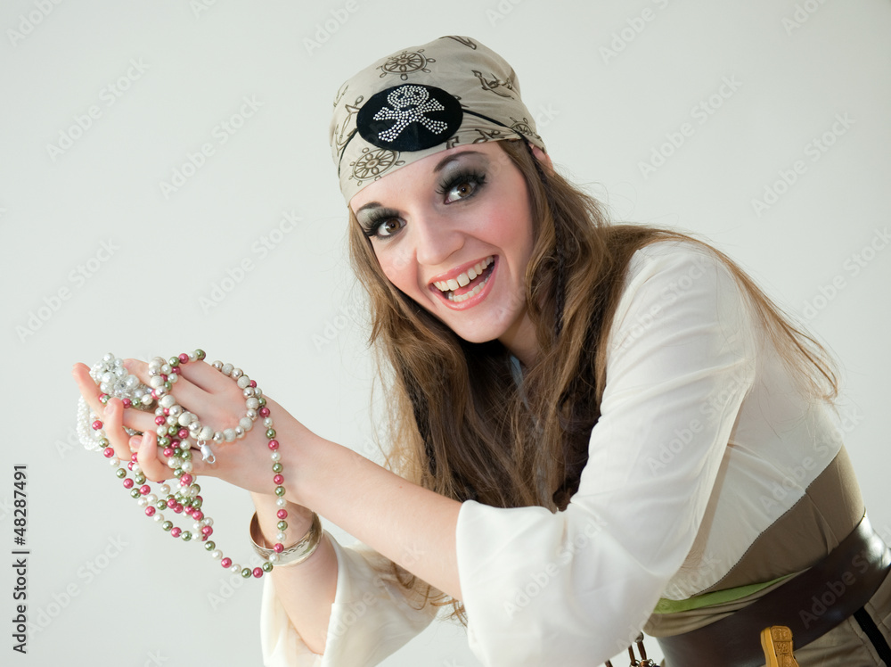 Femme pirate qui vient de voler des bijoux Stock Photo | Adobe Stock