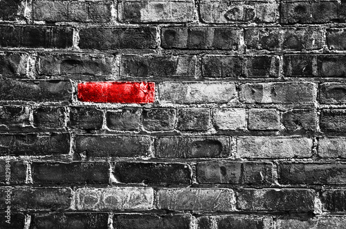 Brique rouge dans un mur noir et blanc