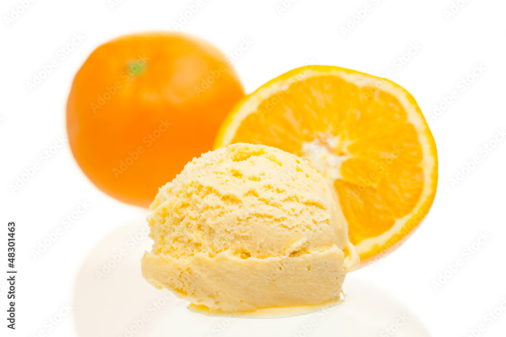 Orangeneis mit Orangen auf weißem Hintergrund Orangeneis mit Orangen auf weißem Hintergrund
